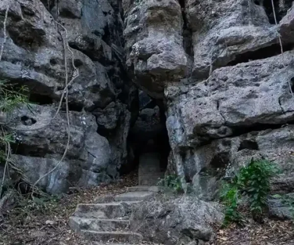 Batu-Cermin-Cave-Komodo-Luxury-e1730255886791-768x432