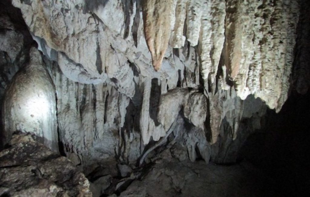 Goa Batu Cermin