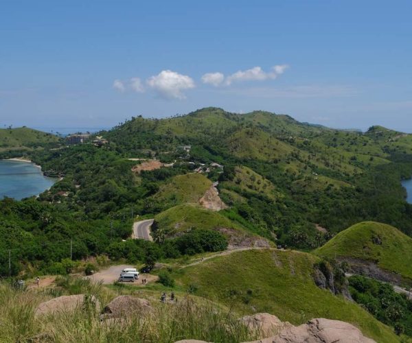 TourSetengahHarikeGuaBatuCermindanBukitSylviadiLabuanBajo